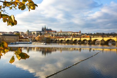 Prag Charles Bridge Vltava ve altın sonbahar renkleri karmaşık Hradcany kale ile. Seyahat, tatil, gezi konsepti ile negatif ve kopya alanı. 