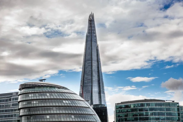 Gökdelen London, Büyük Britanya ile Thames Nehri ön planda. İş, başarı, Finans Merkezi, modern mimarisi ve turizm gezi kavramı. 