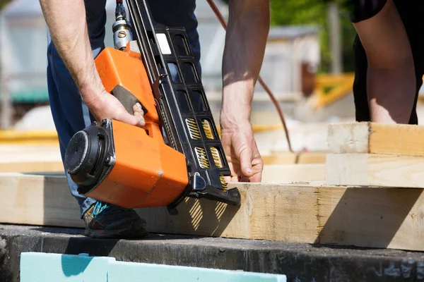 Falegname Professionista Che Utilizza Una Sparachiodi Pneumatica Cantiere Paesi Membri — Foto Stock