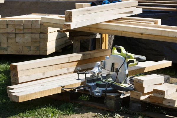 用于框架结构的几块锯和成堆的木板 横梁和碎片 建筑工艺 施工现场 干建筑行业理念 — 图库照片
