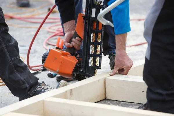 Professionele Timmerman Met Behulp Van Pneumatische Spijker Pistool Bouwplaats Occupational — Stockfoto