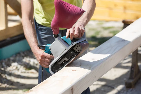 Carpenter Softening Edges Construction Beams Electric Belt Sander Diy Carpentry — Stock Photo, Image