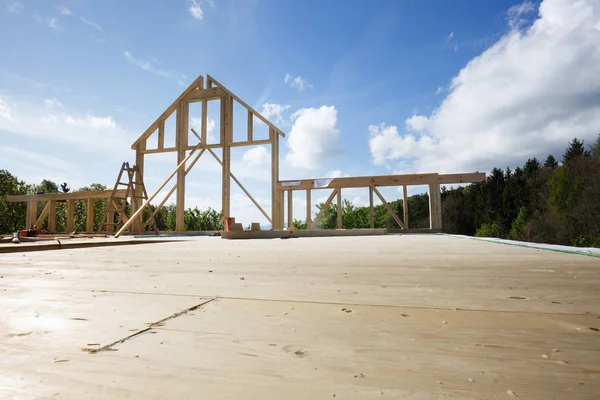 Rám Dřevěný Dům Výstavbě Hradby Postaveny Stavební Proces Staveniště Tesařství — Stock fotografie