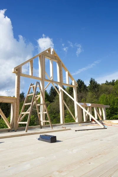 正在建造的木结构房屋框架 墙壁正在竖立 建筑工艺 施工现场 干建筑行业理念 — 图库照片