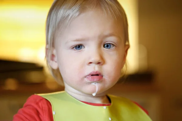 独立して 食べていないからミルクの口ひげを持つ幼児混乱を作るします 幼児の発達 マイルス トーンおよび進捗状況 経験に基づく概念の学習 — ストック写真
