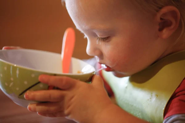 Kleine Jongen Zelfstandig Drinken Uit Een Kom Voeden Zichzelf Maken — Stockfoto