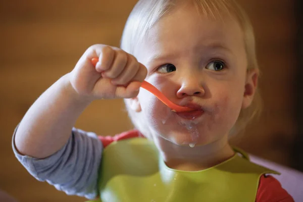 Παιδί Τρώει Αυτοτελώς Ένα Κουτάλι Σίτιση Ίδιος Κάνουν Ένα Χάος — Φωτογραφία Αρχείου