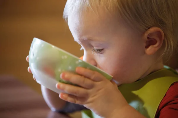 Niño Bebiendo Independientemente Tazón Alimentándose Haciendo Desastre Desarrollo Primera Infancia —  Fotos de Stock