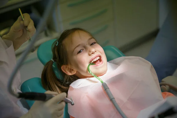 Una Ragazzina Dallo Studio Dentistico Pronta Controllo Regolare Prevenzione Concetto — Foto Stock