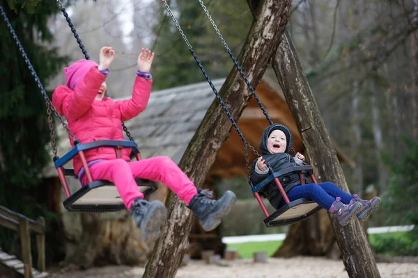 Petit Frère Petite Sœur Riant Tout Amusant Sur Une Balançoire — Photo