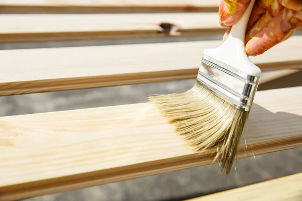 Pintor Sosteniendo Pincel Sobre Superficie Madera Protegiendo Madera Para Las — Foto de Stock