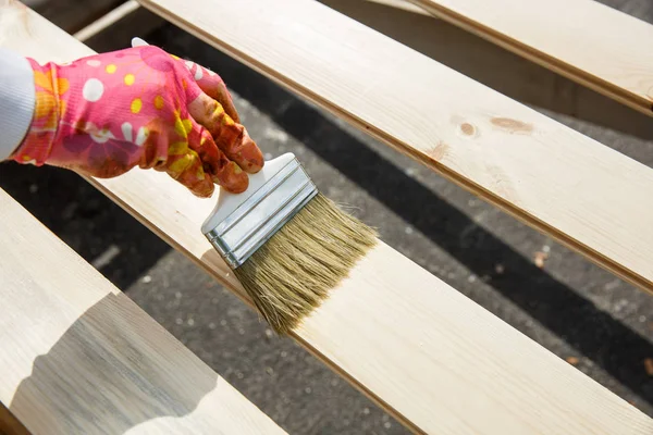 Pintor Sosteniendo Pincel Sobre Superficie Madera Protegiendo Madera Para Las — Foto de Stock