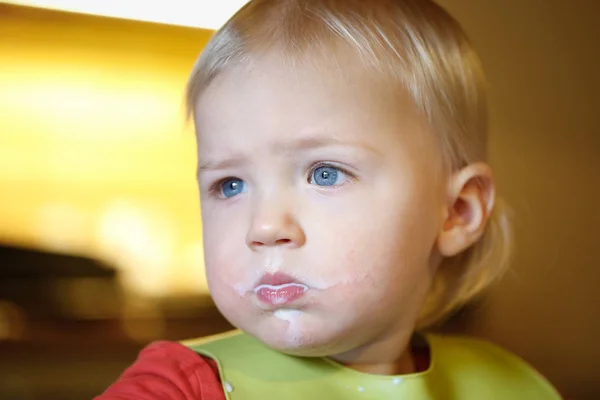 Niño sucio por comer de forma independiente —  Fotos de Stock