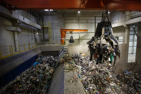 混合廃棄物の山をつかんで機械的な爪手 — ストック写真