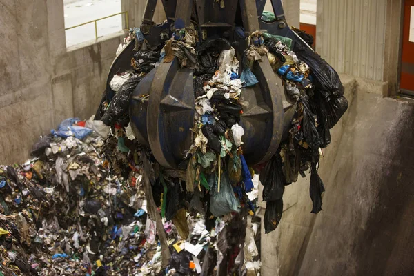 Hand pazur mechaniczne chwytając stos odpadów zmieszanych — Zdjęcie stockowe