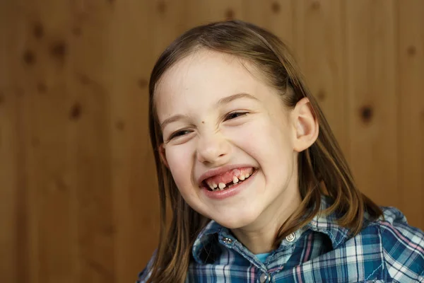 Dziecko, uśmiechnięty, pokazano jej brakujących zębów mlecznych — Zdjęcie stockowe