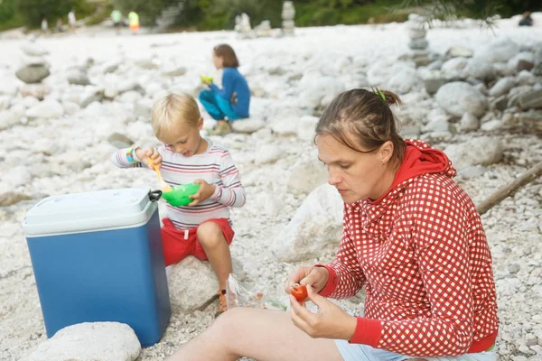Rodzinny piknik w przyrodzie fajne pudełka. Zewnątrz życia, pozytywne rodzicielstwo, koncepcja doświadczenie dzieciństwa. — Zdjęcie stockowe