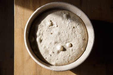 Hamur mayası ekmek sepeti görünür gaz kabarcıkları ile yazım denetleme. Homemade pişirme. 