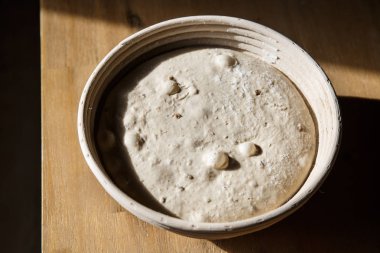 Hamur mayası ekmek sepeti görünür gaz kabarcıkları ile yazım denetleme. Homemade pişirme. 