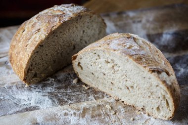 Taze ev yapımı ekmek maya ahşap cuttnig tahtada istirahat yapılmış. Altın gevrek kabuk ile esnaf ekmek.