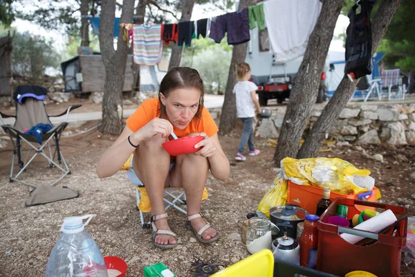 Mother with daughter at the campsite, preparing food in outdoor kitchen, having fun in the outdoors. — Stock Photo, Image