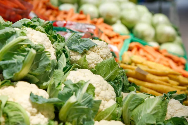 セルフサービスのスーパーマーケットで、新鮮な野菜を解凍. — ストック写真