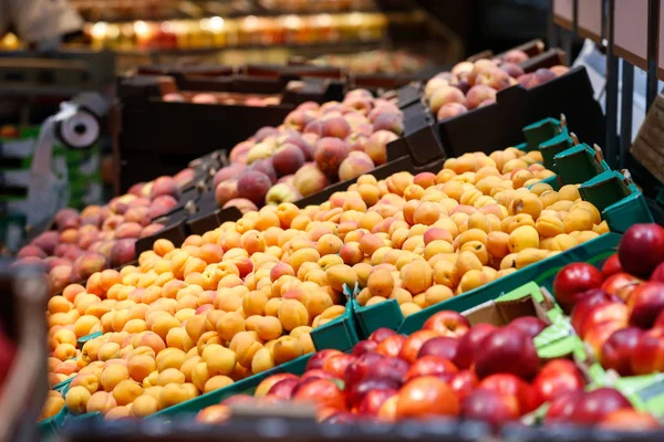 Oförpackade, färska frukter i ett självbetjänings snabbköp. — Stockfoto