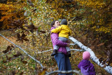 Çocuklu anne çocuklarıyla kaliteli zaman geçiriyor