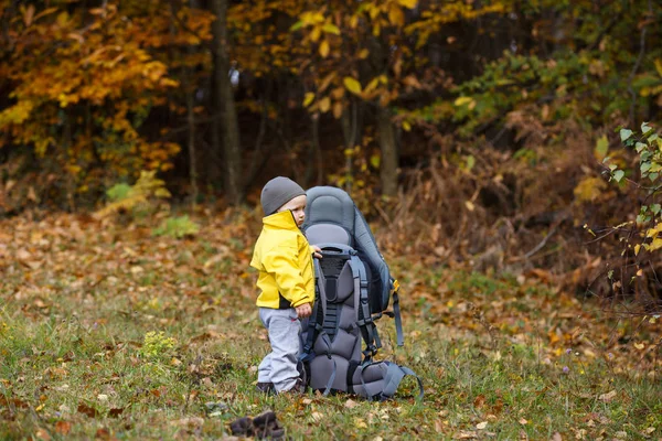 Chico solitario esperando a su madre sola en el bosque — Foto de Stock