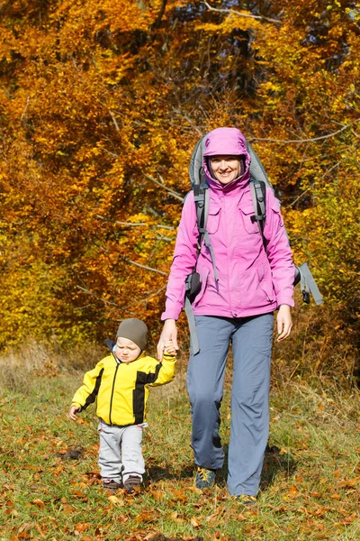 素敵な秋の日にハイキング息子と母 — ストック写真
