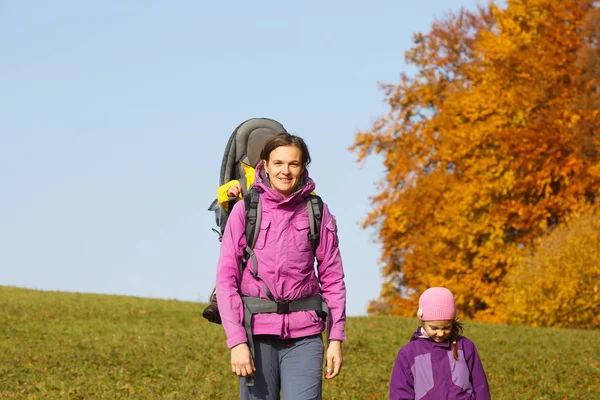 아이를 들고 좋은 가을 날에 하이킹을하는 아이들과 함께 하는 어머니 — 스톡 사진