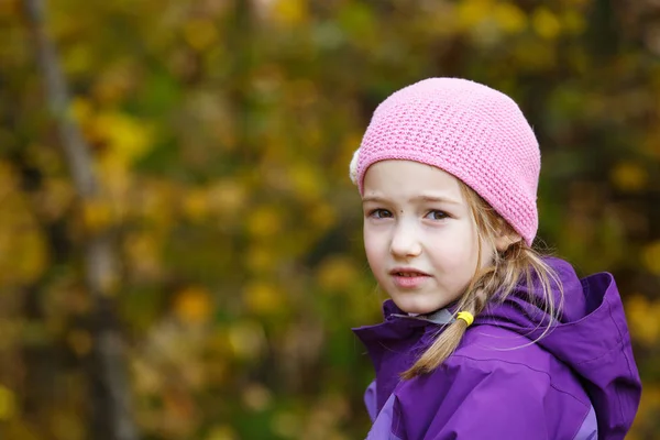 Dívka s pletenkama v zimní čepici — Stock fotografie