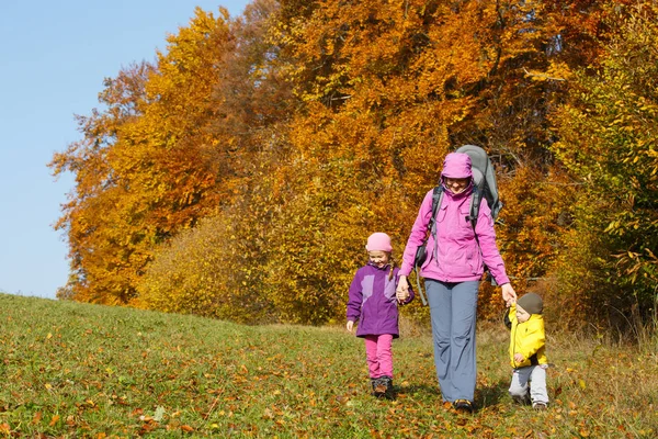 Mère avec des enfants randonnée sur une belle journée d'automne — Photo