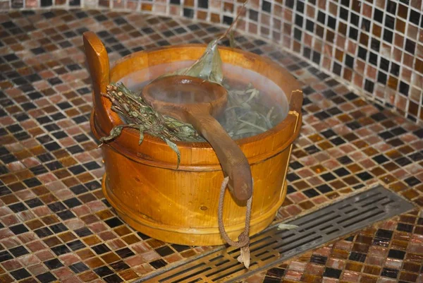 Ahşap kepçe ve okaliptüs süpürge bir hamam ve sıcak su ile küvet