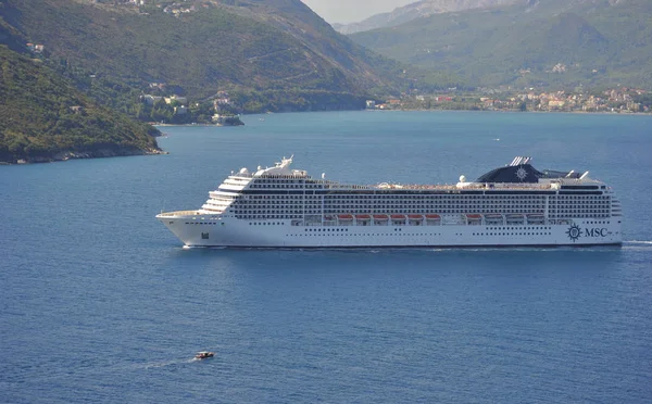 Kotor Körfezi, Karadağ 16 Eylül 2017: Cruise Gemi Msc Musica Kotor Körfezi'yüzen.