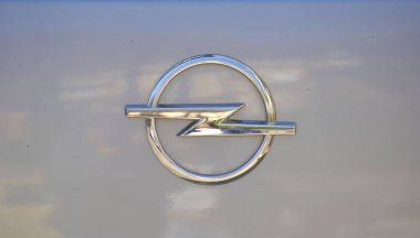 Herceg Novi, Karadağ Mart 23, 2019: Gri bir araba üzerinde Opel klasik sembolü yakın. Opel, Bir Alman otomobilidir..