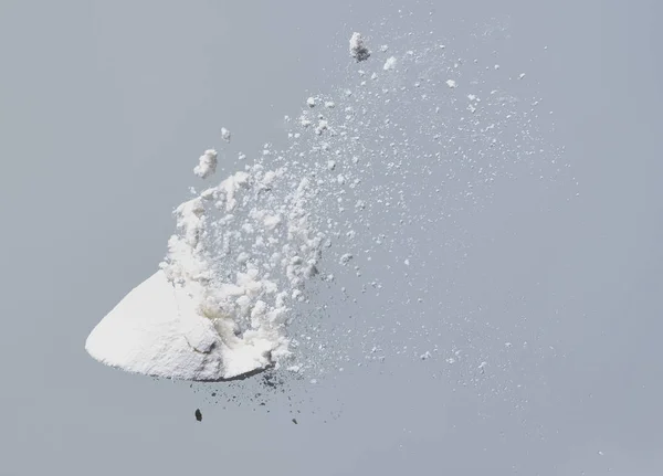 Білий Порошок Летить Білому Тлі — стокове фото