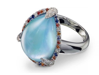 Altın yüzük beyaz arka plan üzerinde izole değerli taş ile. kırpma yolu ile