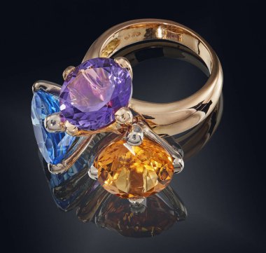 Siyah arka plan üzerine izole değerli taş ile altın yüzük. kırpma yolu ile