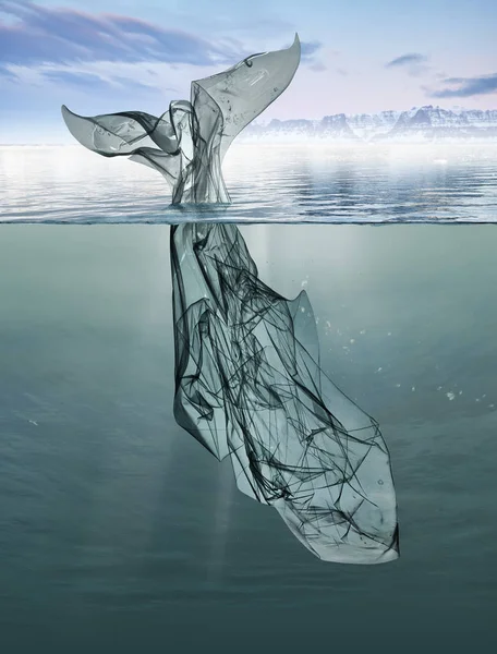 Μια Φάλαινα Πλαστικά Σκουπίδια Που Επιπλέουν Στον Ωκεανό — Φωτογραφία Αρχείου
