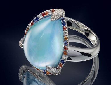 Siyah arka plan üzerine izole değerli taş ile altın yüzük. kırpma yolu ile