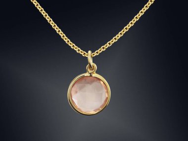 Siyah arka plan üzerine izole değerli taş ile altın kolye.