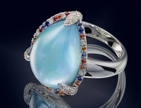 Siyah arka plan üzerine izole değerli taş ile altın yüzük. kırpma yolu ile