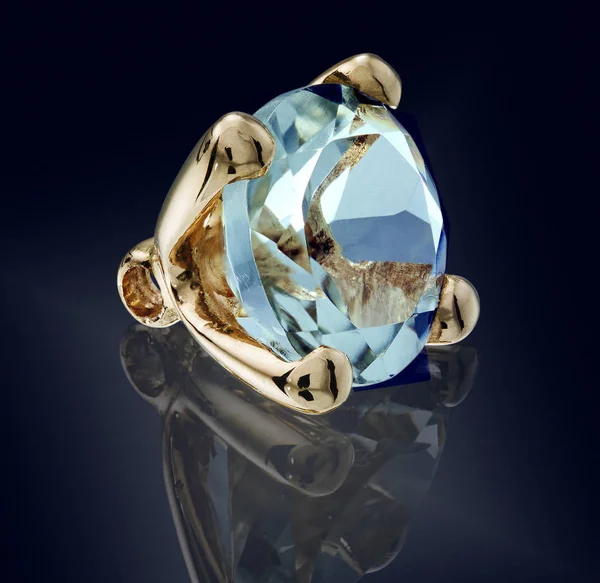 topaz swiss değerli taş altın izole kurma.