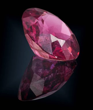 siyah arka plan üzerine izole Pembe Turmalin değerli taş.