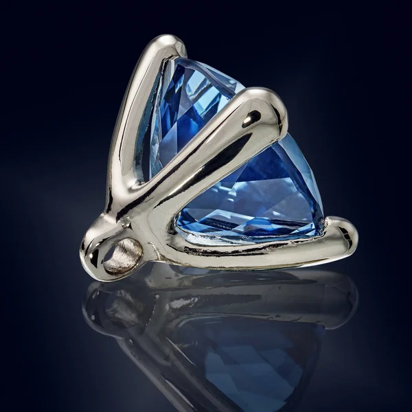 topaz Londra değerli taş altın izole kurma.