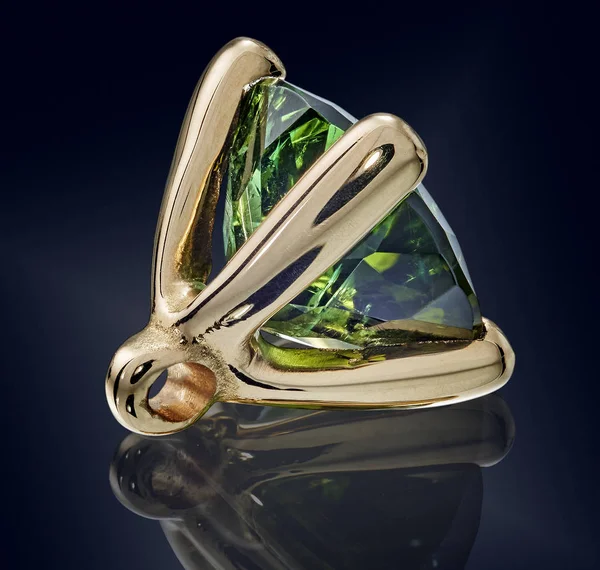 Altın izole kurma zümrüt değerli taş.