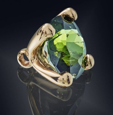 Altın izole kurma zümrüt değerli taş.