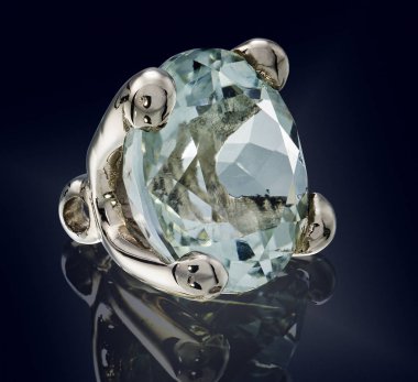 prasioliet kuvars değerli taş altın izole kurma.