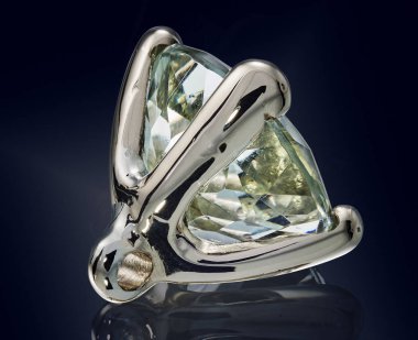 prasioliet kuvars değerli taş altın izole kurma.